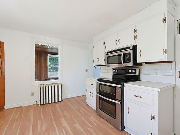 3rd image of 28 Monroe St