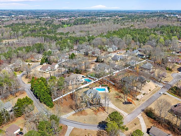 5th image of 34 Hickory Gln