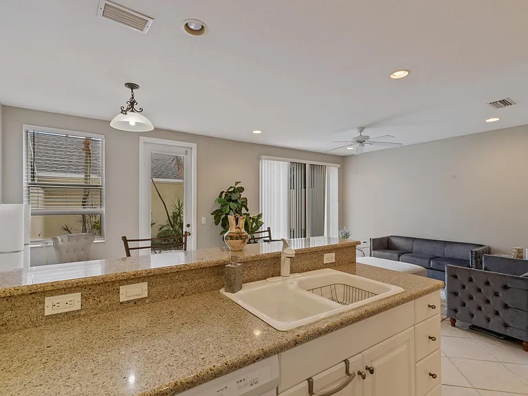 5650 Simonton St — Photo 16