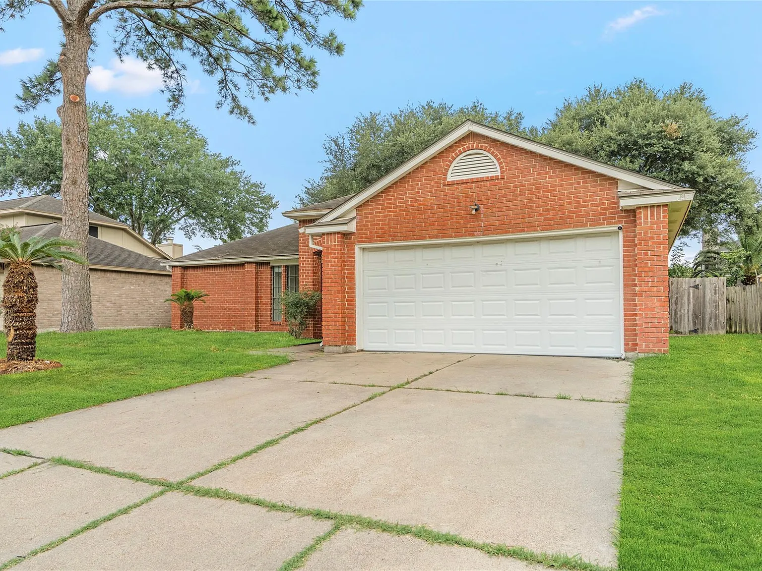 3 bed, 2.0 bath, 1860 sqft, $2,100 — Photo 2