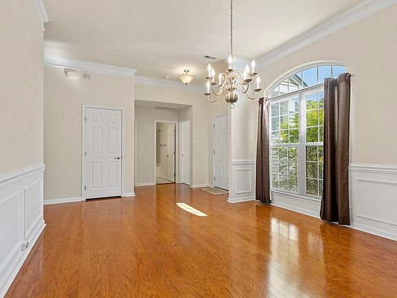 5th image of 567 Shoreline Blvd
