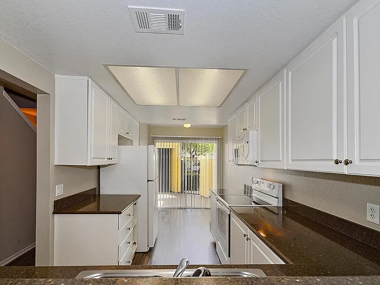 Sycamore Canyon Apartments — Photo 37