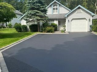 33 Huntingdale Way, Middle Island, NY 11953