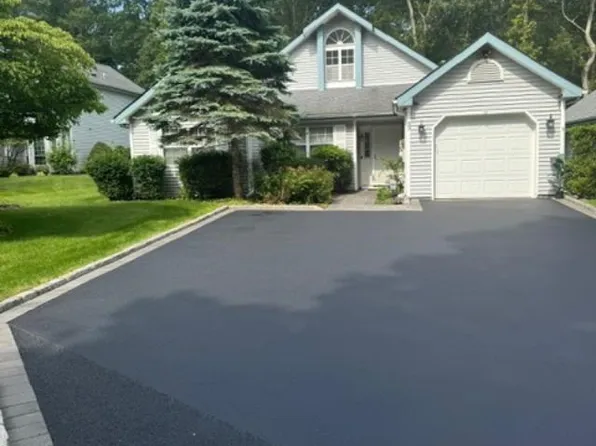 33 Huntingdale Way, Middle Island, NY 11953