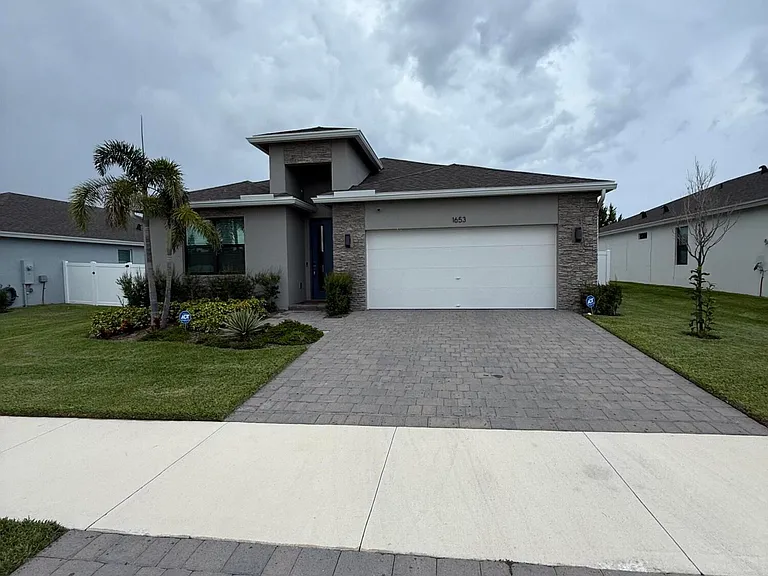 1653 NE Ocean Dunes Dr — Photo 2