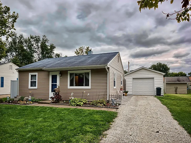 1036 Eastview Dr photo 1
