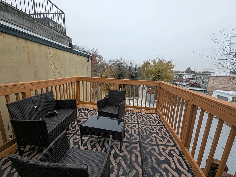 33 S Calhoun St — Photo 1
