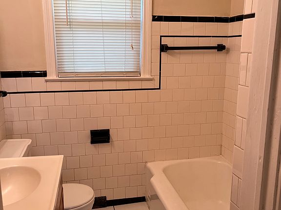 Batthroom with ceramic tile