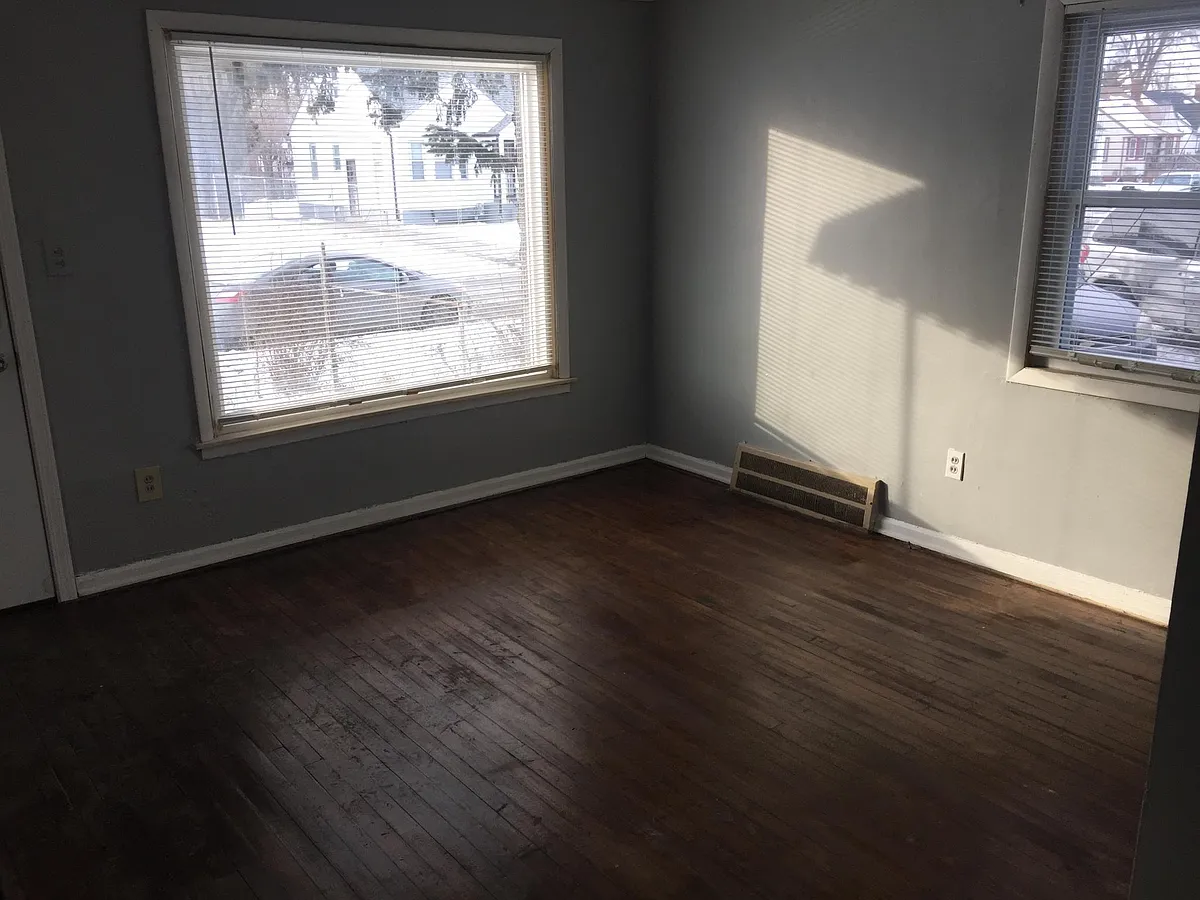 Building Photo - Greenlawn St
