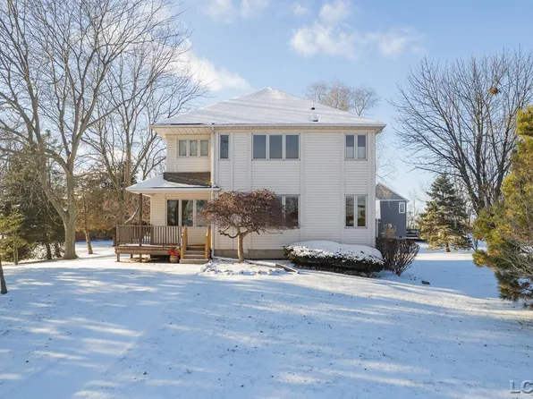 12301 Lakeshore Dr, La Salle, MI 48145