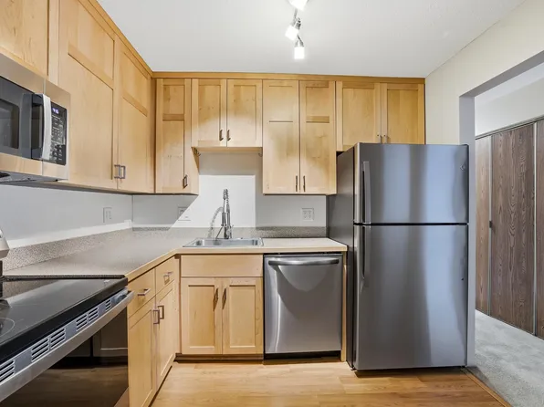 1855 Silver Bell Rd APT 119, Eagan, MN 55122