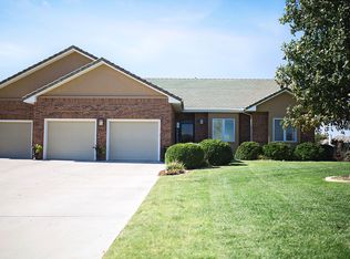 1607 Grandview Dr E, Garden City, KS 67846