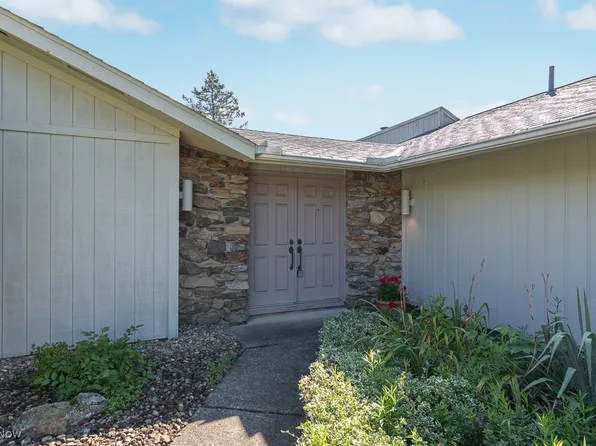 22300 Rock Creek Cir, Strongsville, OH 44136