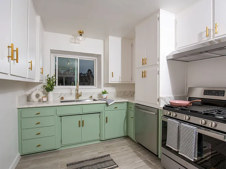 445 E Magnolia Blvd — Photo 20