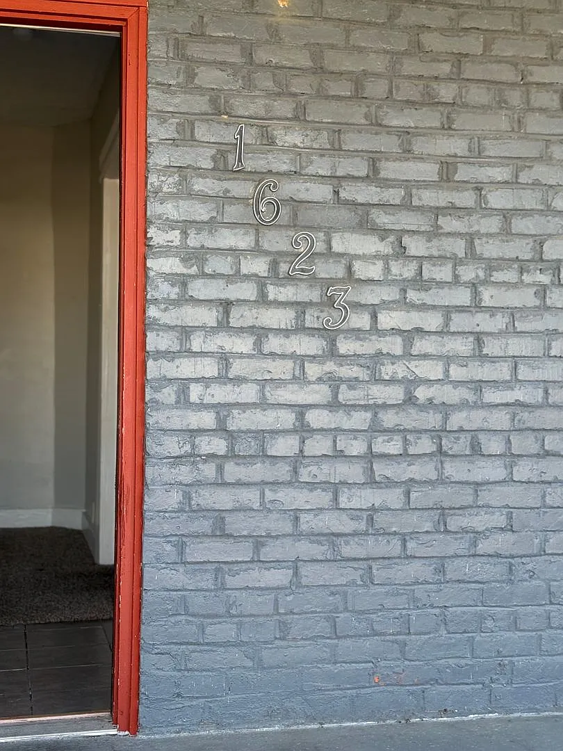Classic Brick 2 Bedroom 1 Bathroom Home for Rent — Photo 3