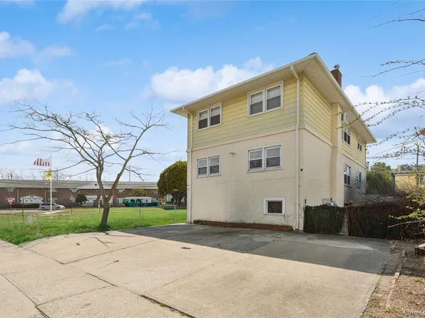 31 Julian Place, Island Park, NY 11558