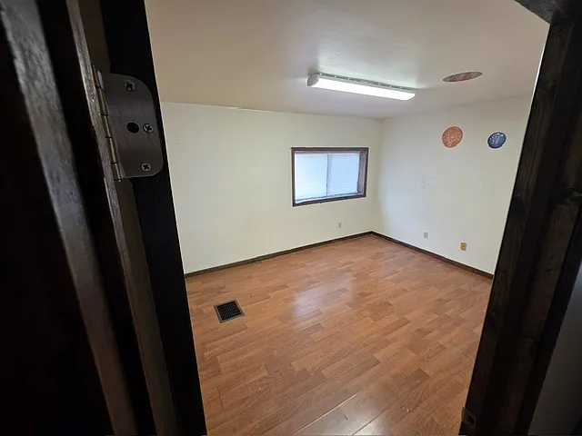 10561 N Loomis Rd — Photo 3