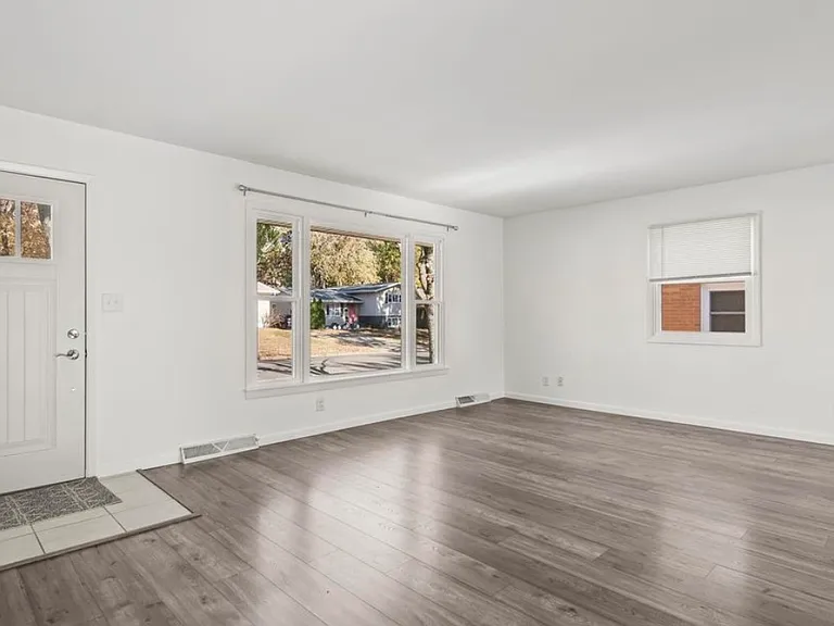 2054 Brentwood Dr — Photo 6
