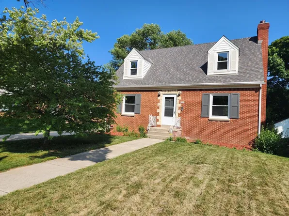 8509 Glencoe CIRCLE, Wauwatosa, WI 53226