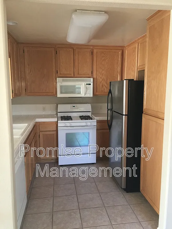 3 bed, 2.0 bath, 1199 sqft, $3,495 — Photo 2
