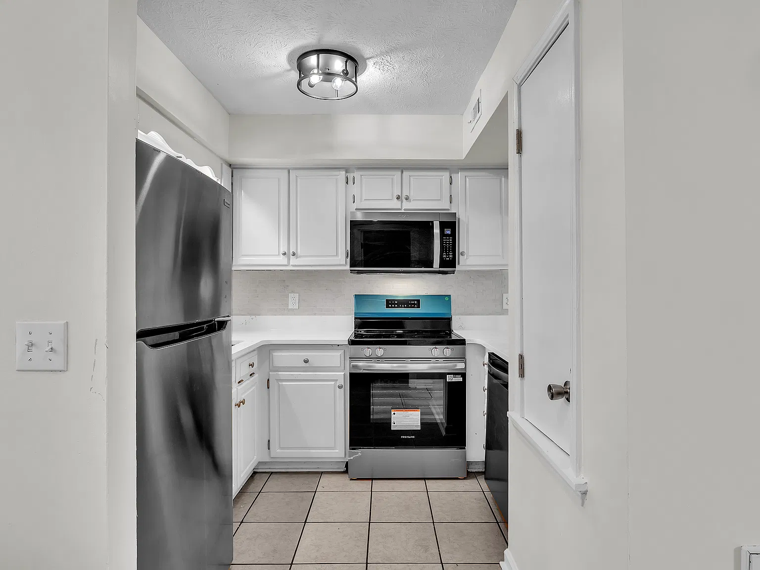 2 bed, 1.5 bath, 1013 sqft, $1,300 — Photo 4