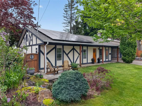 1404 Albatross Ave, Comox, BC V9M 3B2