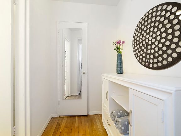 5th image of 30 E 9th St APT 3GG