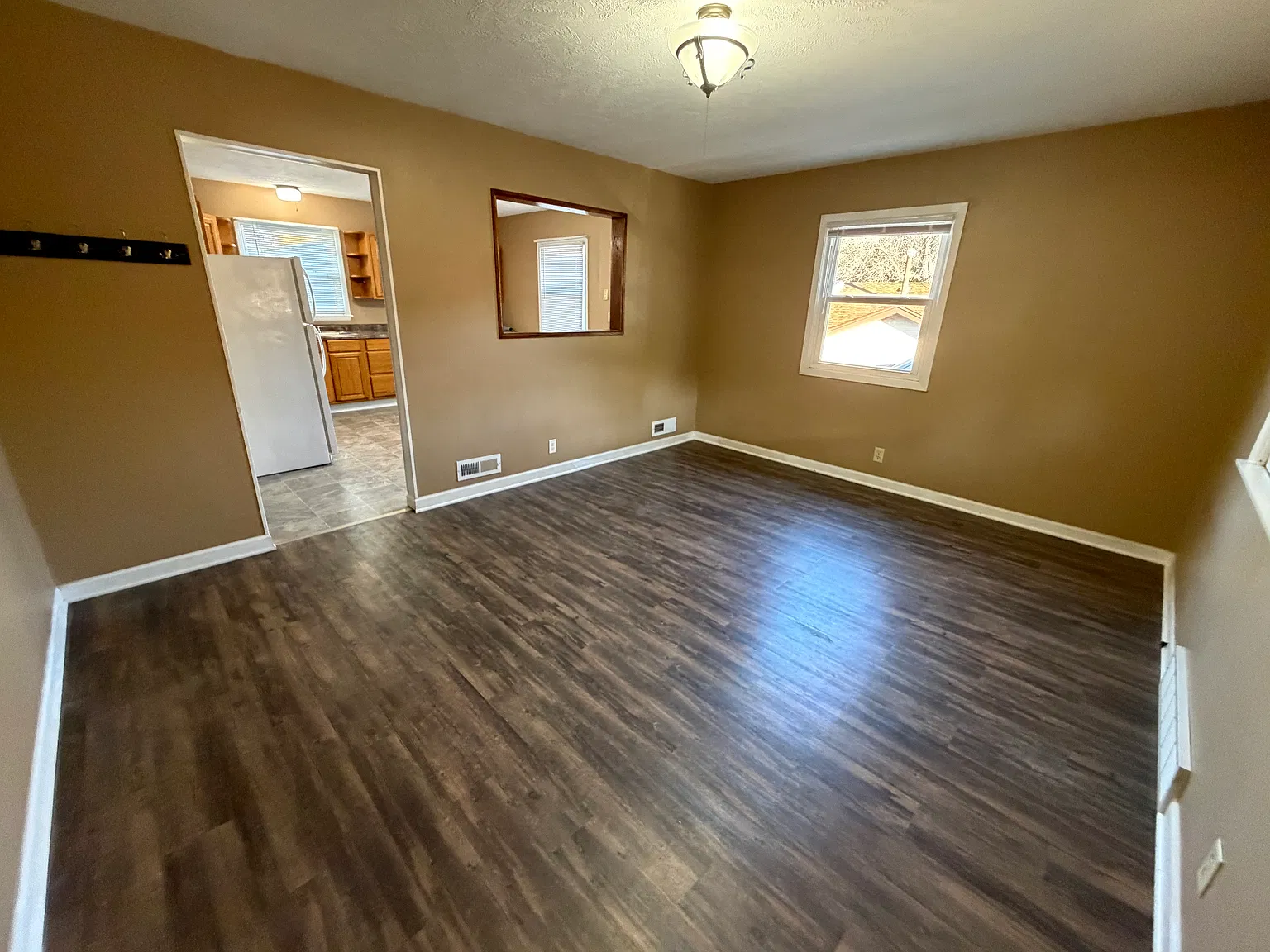 3 bed, 962 sqft, $1,345 — Photo 2