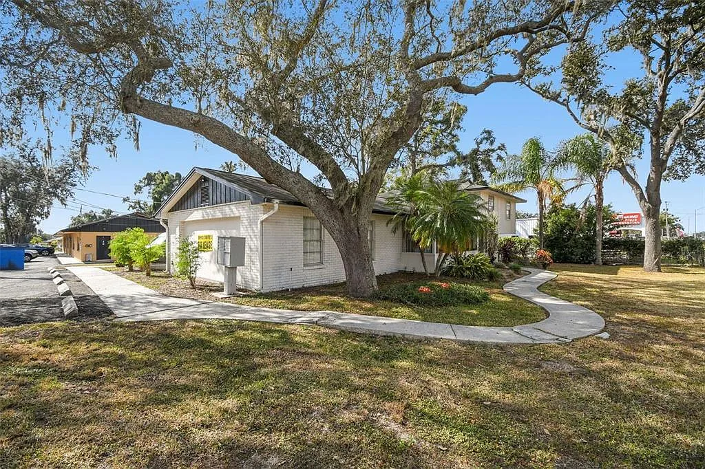 5 bed, 3.0 bath, 2464 sqft, $3,000 — Photo 2