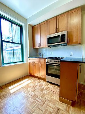 4th image of 527 E 78th St APT 6C