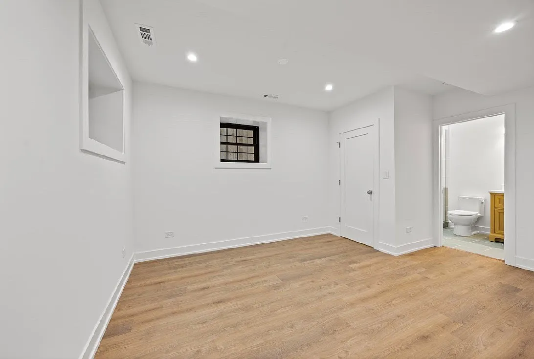 Building Photo - 2620 N Mozart St #G