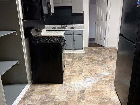 4th image of 126 Charles St