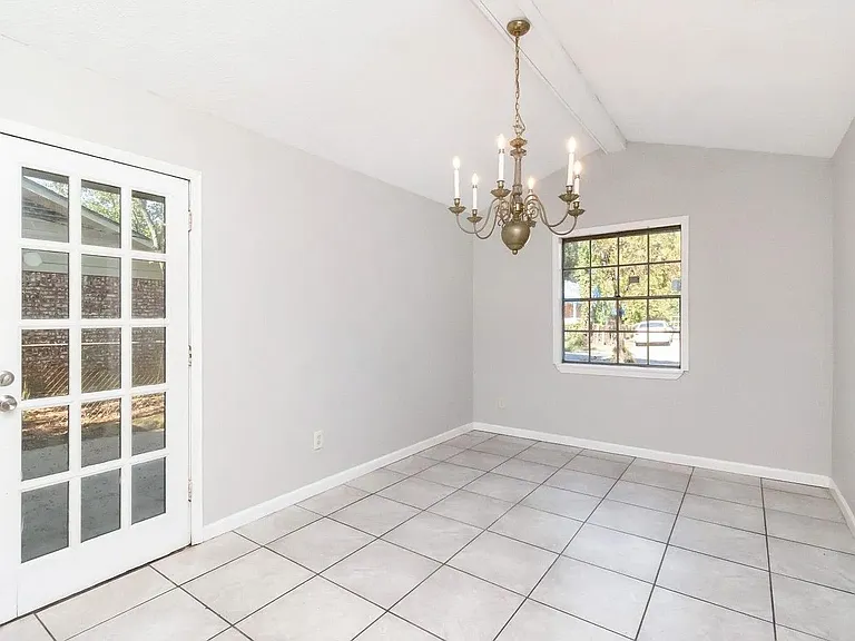 1517 Colgin St — Photo 9