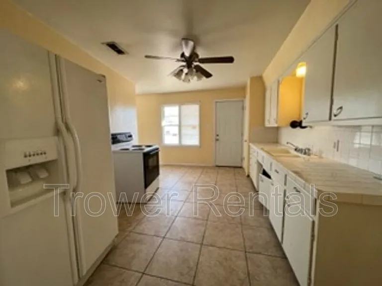 2406 Cambridge St — Photo 8