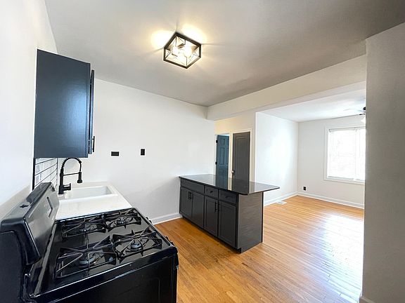 4th image of 3757 W Le Moyne St #1W