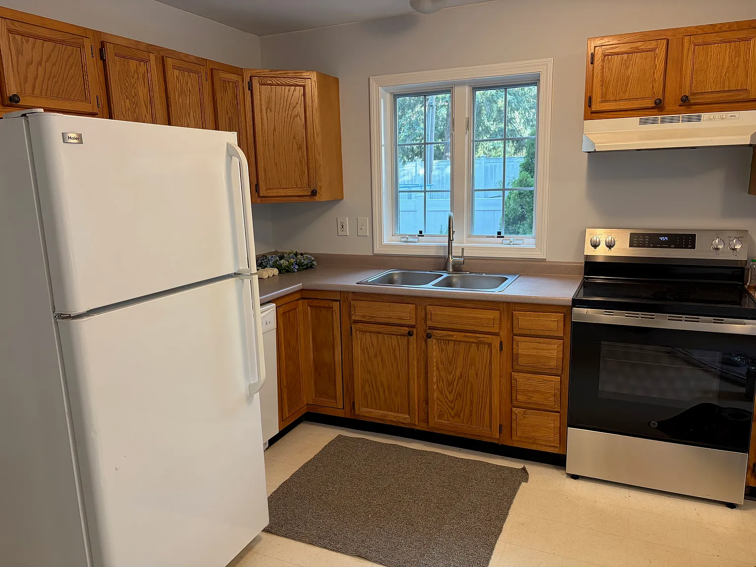 3 bed, 1.5 bath, 1228 sqft, $2,600 — Photo 3