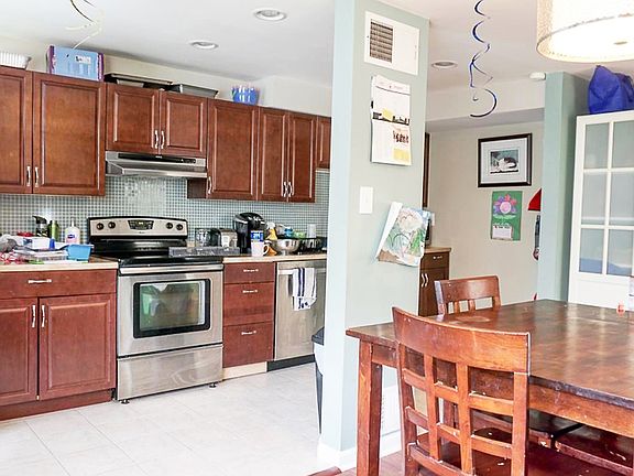 2nd image of 863 Wedgewood Dr