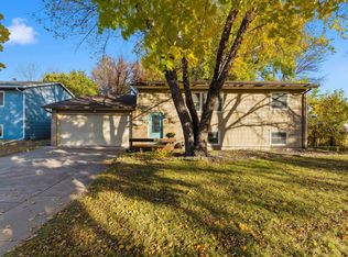 1912 S Hunters Cir, Sioux Falls, SD 57103