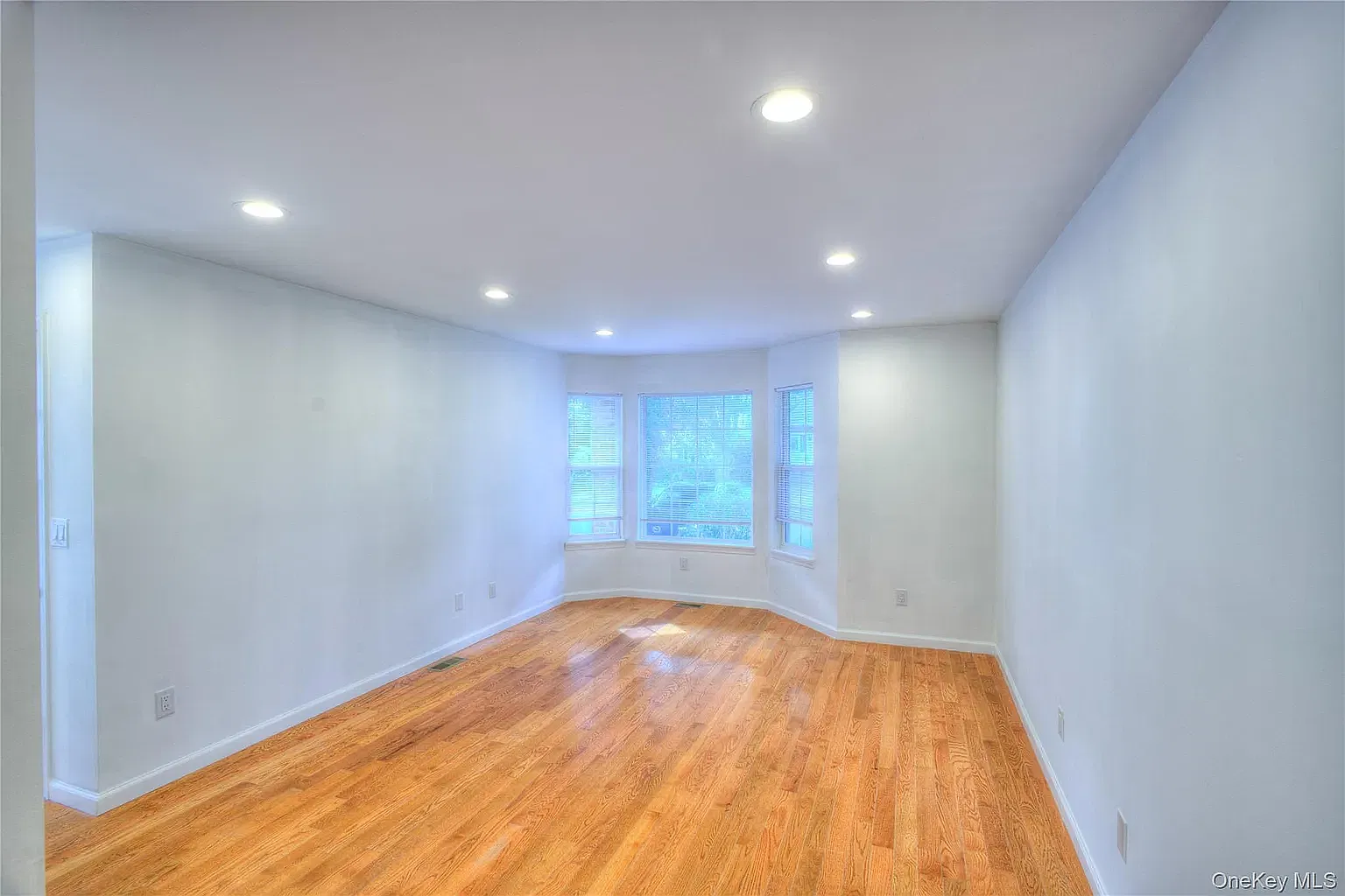 3 bed, 2.5 bath, 3090 sqft, $5,750 — Photo 2