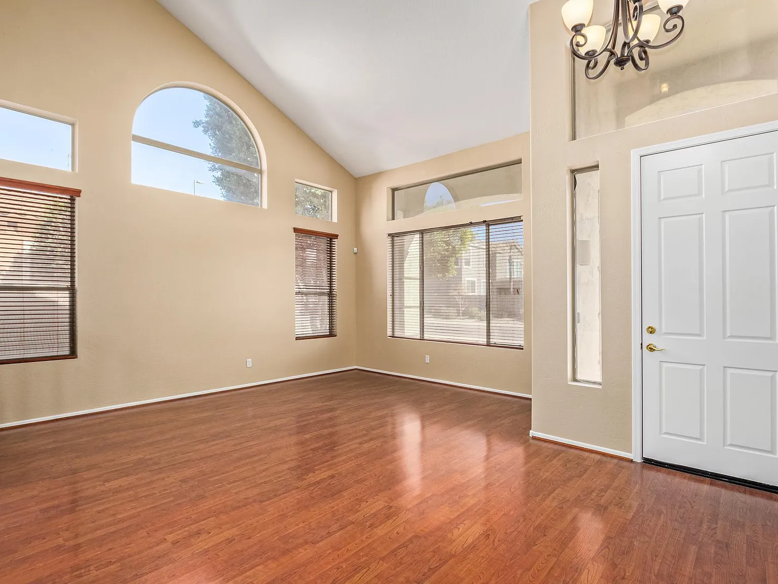 4 bed, 2.5 bath, 3705 sqft, $3,199 — Photo 4