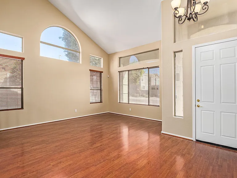 504 N Swallow Ln — Photo 4