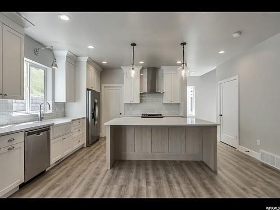4th image of 262 N Queensland Ct