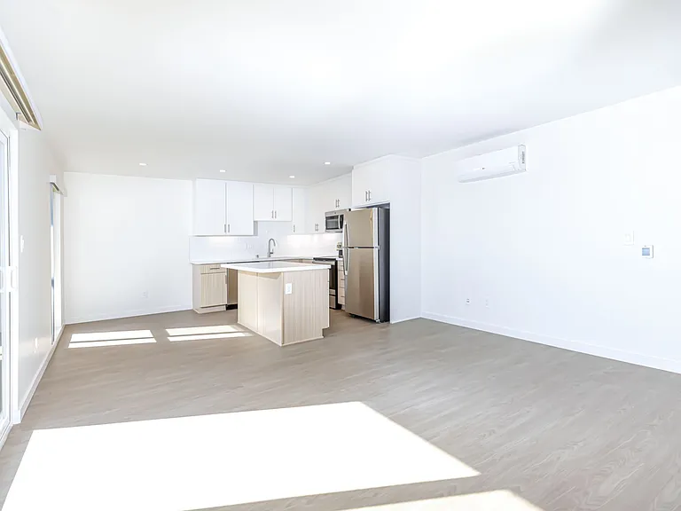 390 Stratford Ct — Photo 9