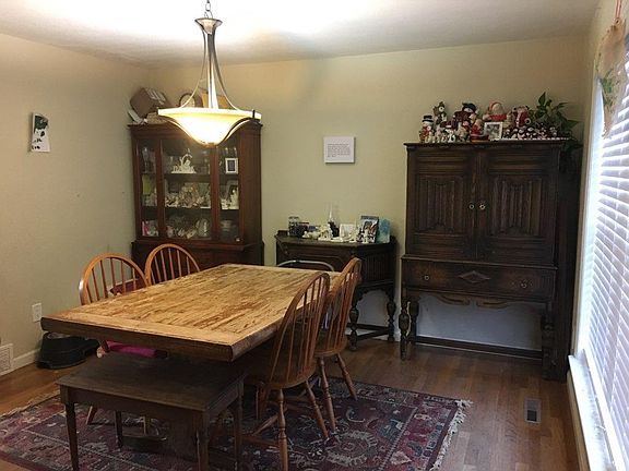 Dining room.