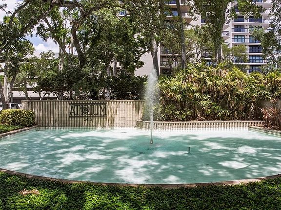 2nd image of 2413 BAYSHORE BOULEVARD #201