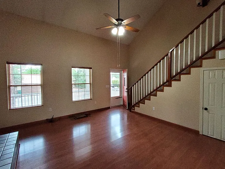 107 W Sherwood Dr — Photo 3
