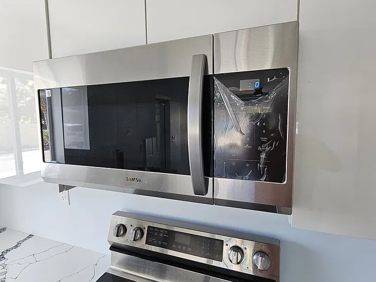 Big microwave. Self cleaning oven. Porcelain-finished cabinetry.
