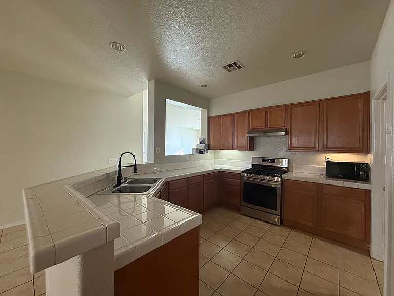 2751 Garnet Ln — Photo 5