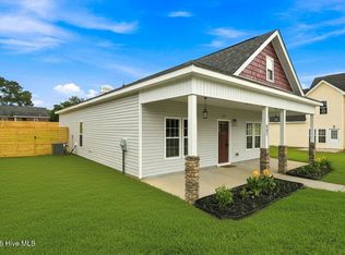 802 Holmes St, Clinton, NC 28328