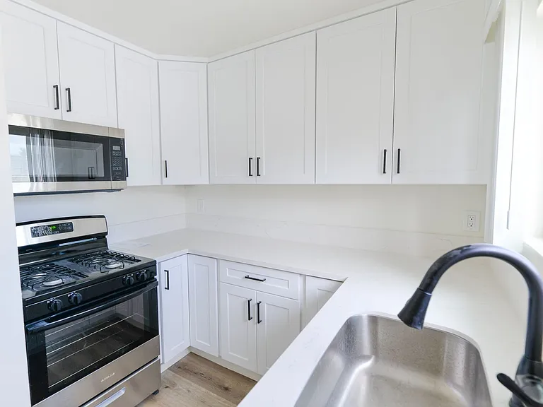 239/241 Avenida Pelayo — Photo 9